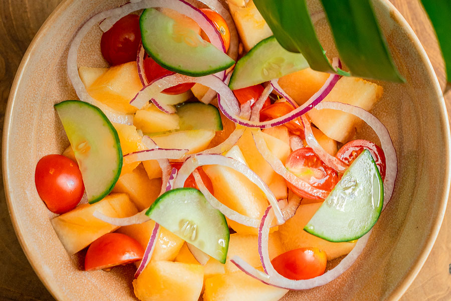 Receta con melón Waikiki, cebolla morada, pepino, tomate cherri y a saborear el verano.