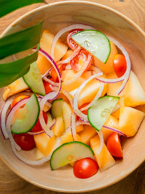 Recetas Waikiki - Cortamos el melón Waikiki, añadimos cebolla morada, pepino, tomate cherri y a saborear el verano.