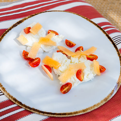 Recetas Waikiki - Entrante con melón dulce, lechuga, tomates cherry y queso mozzarella.